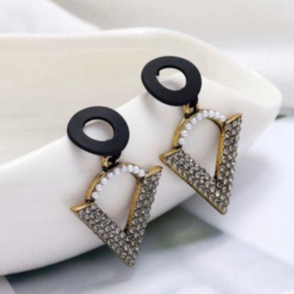 NEW, Vintage style hollow triangle rhinestone and pearl stud earrings